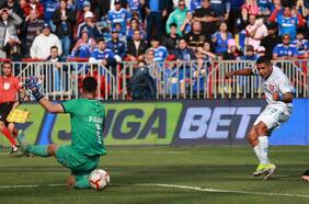 Líder e invicto: la U golea a Huachipato en un duelo de larga interrupción por un aviso de bomba