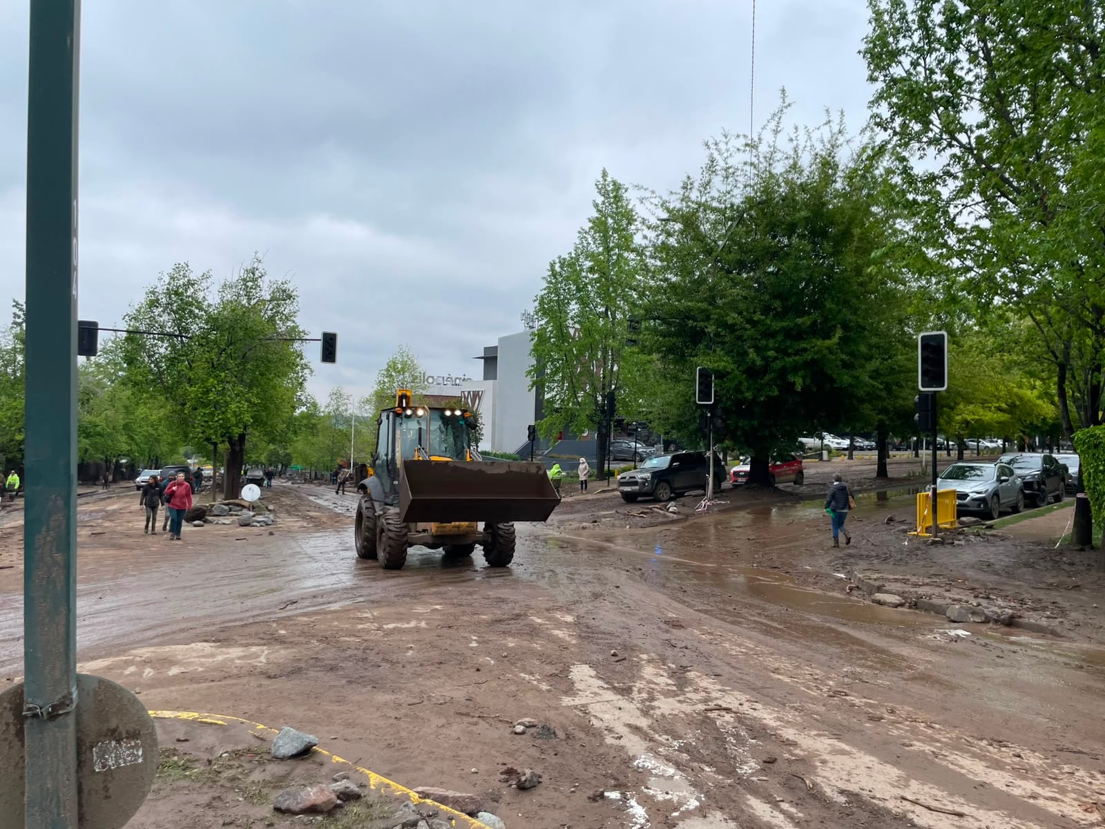 Trabajos desarrollados en Las Condes la mañana de este viernes.