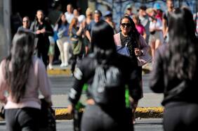 Siete sectores con sueldos que podrían ayudar a acortar la brecha salarial de las mujeres
