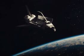 La Luna es nuestro peor enemigo en los minutos iniciales de Moonfall, la nueva película de Roland Emmerich
