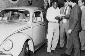 ¿Sabías que el primer auto de Pelé fue un Volkswagen Beetle?