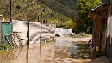 Senapred ordena evacuar campamento Ribera del Río en Talagante por desborde del Mapocho