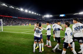 La casa nueva les trae suerte a los cruzados: la UC inaugura el Claro Arena con una victoria