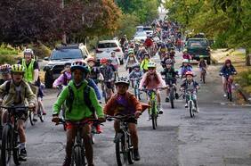 ¿Por qué algunos padres están optando por el “autobús en bicicleta” para llevar a sus hijos al colegio?