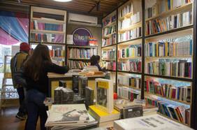 Discos desde $ 500 y libros desde $ 1000: así es la campaña Navidad a precio justo de la librería popular de Recoleta