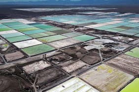 Acciones de SQM y otros gigantes de litio caen tras reportes sobre reactivación de mina en China