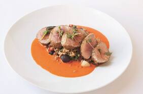 Solomillo de cerdo con ras el hanout, perlas de cebada, kale y salsa de pimentón tostado