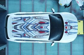 Conoce la primera obra de arte pintada en un auto por un robot