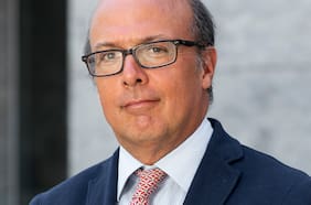 CMF multa a socio de corredora MBI por compraventa de acciones de Vapores durante periodo de bloqueo