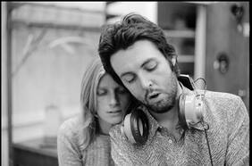 Adorable Linda: la fotógrafa que revolucionó la vida de McCartney (y con Chile como capítulo esencial)
