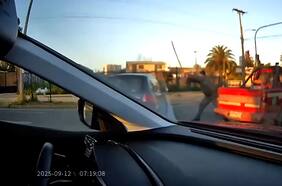 Captan batalla campal entre conductores en Villa Alemana: sujeto golpeó auto con una pala