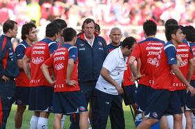 “Lo miro y me da risa; mi mamá me dice ‘habló de tu hermana’”: las historias detrás de la inmortal arenga de Luis Bonini a Humberto Suazo