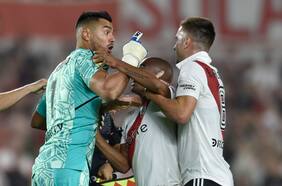 Sergio Romero revela qué le reclamó a Pablo Solari por el agónico penal en el Superclásico