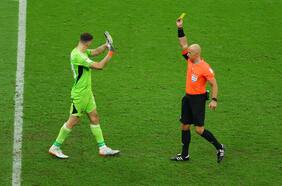 Más tiempo efectivo, modificación al offside y regla anti-Dibu: los cambios que planea la IFAB para revolucionar el fútbol