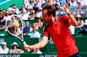 “¡Abre los ojos y haz algo!”: Medvedev se despide de Montecarlo tras protagonizar un nuevo día de furia