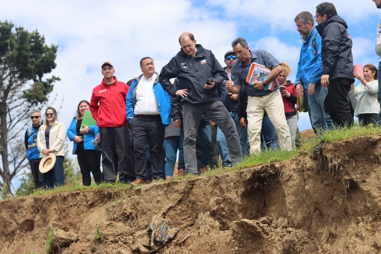 Minvu inicia obras de mitigación por grietas y socavones en viviendas de Arauco y anuncia medidas para los afectados