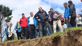 Minvu inicia obras de mitigación por grietas y socavones en viviendas de Arauco y anuncia medidas para los afectados