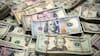 El dólar busca extender su racha a la baja y cae en medio de un nuevo avance del cobre