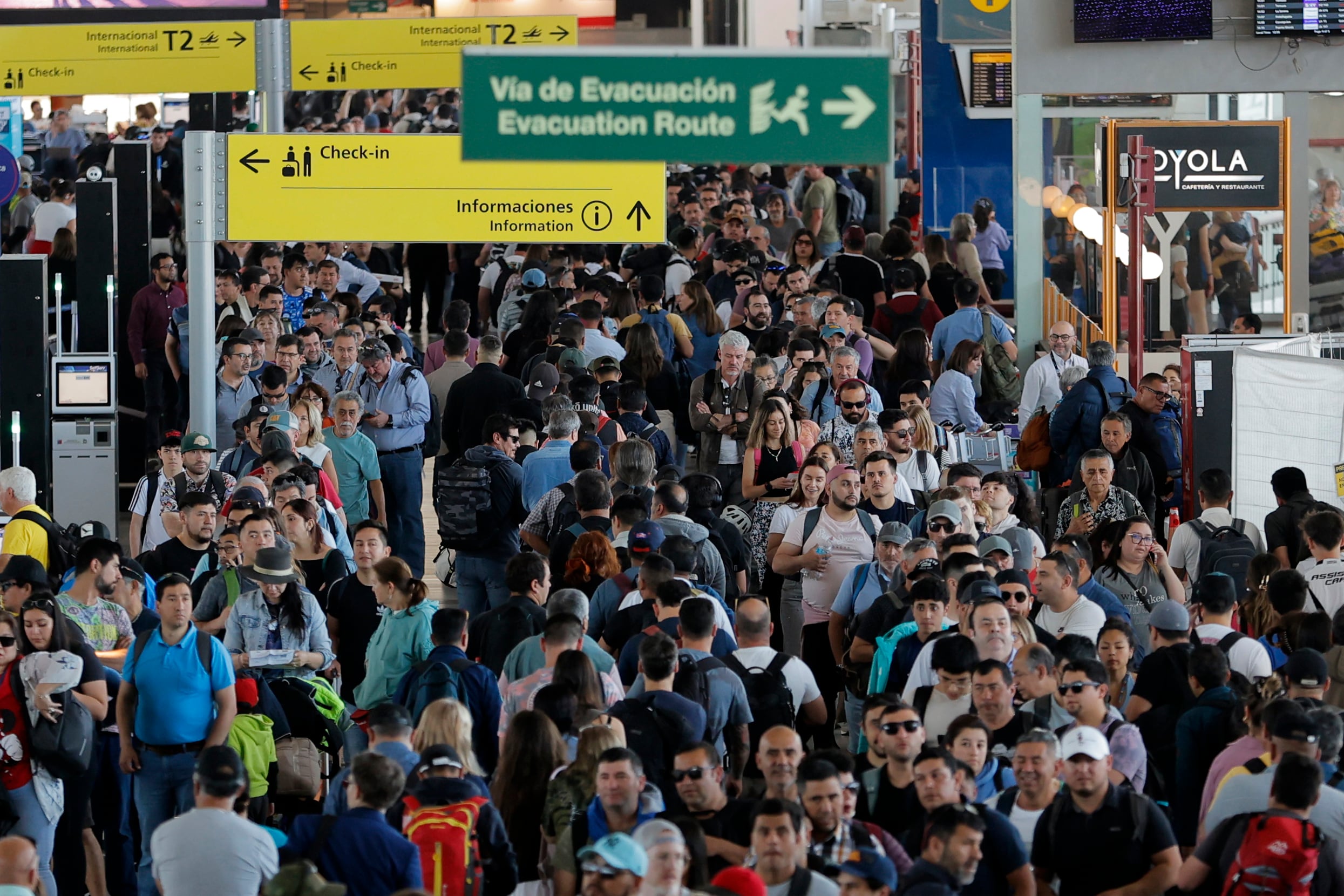 Tráfico áereo de pasajeros cierra semestre enero-junio a la baja en Chile por primera vez desde 2020