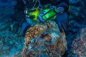 Investigadores creen haber descubierto la cabeza perdida de la estatua de Hércules que se exhibe en el Museo de Atenas