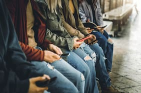 Precios sin cambios y fin a descuentos que vencen: el modelo que gana espacio en la telefonía móvil