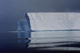 Un iceberg y una epopeya que no fue: la curiosa historia de la cinta acerca de Chile en la Expo Sevilla 92