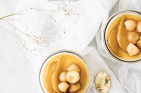 Panna cotta de cardamomo con peras a la miel