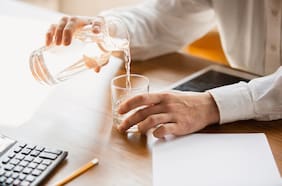 Qué significa aceptar un vaso de agua en una entrevista de trabajo