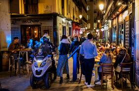 Por qué las tradicionales siestas y las noches largas tienen divididos a los políticos en España