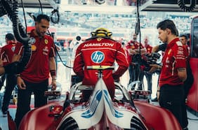 Acusaciones de ilegalidad, la frustración de Hamilton y la molestia de Leclerc: la crisis que hunde a Ferrari
