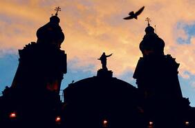 Demandan al Opus Dei por abusos y exigen indemnización