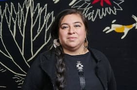 La poeta Roxana Miranda Rupailaf debuta en la narrativa con el libro de relatos Dos corazones tengo