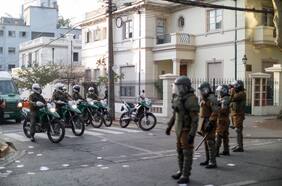 Manifestantes protagonizan incidentes frente a las oficinas del equipo de Gabriel Boric
