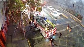 Incendio afecta a locales comerciales en Santiago centro: siete compañías de Bomberos trabajan en el lugar