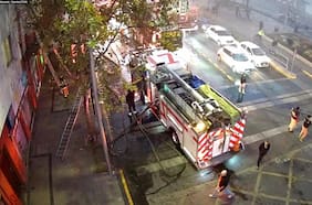 Incendio afectó a local comercial en Santiago centro: fuego se encuentra ya contenido y no hay peligro de propagación