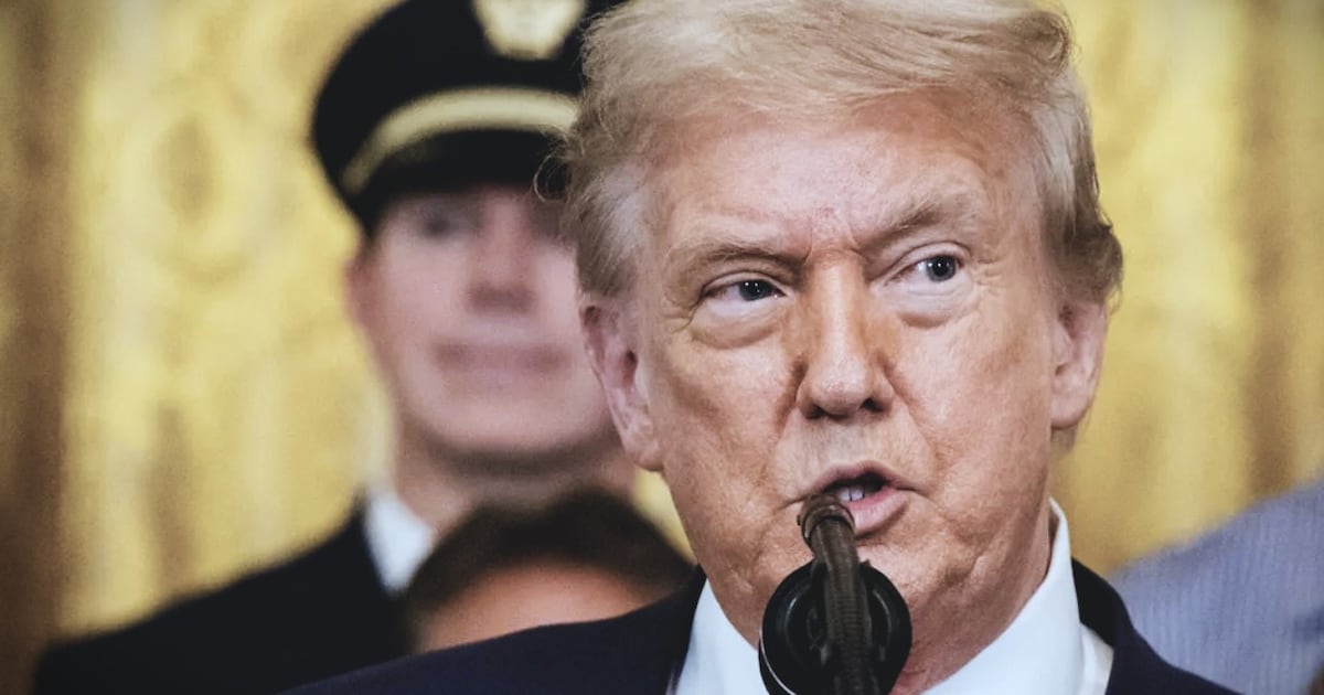 Trump asegura que encontró fondos para pagar a militares pese al cierre del gobierno de EE.UU.