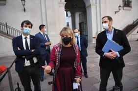 “Llegó y se fue sin explicar nada” y “seguiremos sin soluciones”: Las reacciones de los convencionales a la renuncia de Catalina Parot a la Secretaría Ejecutiva de la instancia