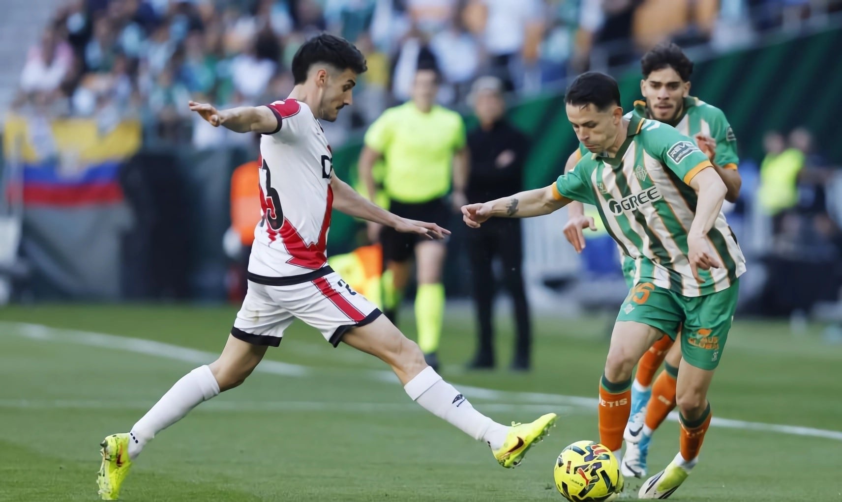 Betis igualó ante Rayo Vallecano en un polémico duelo.