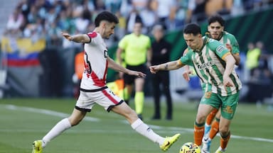 Un apático Betis de Manuel Pellegrini cede un polémico empate ante Rayo Vallecano que lo aleja de la Champions League