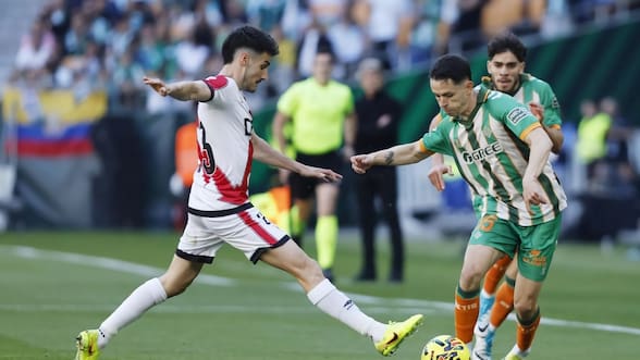 Un apático Betis de Manuel Pellegrini cede un polémico empate ante Rayo Vallecano que lo aleja de la Champions League
