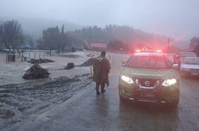 Cerca de 20 viviendas anegadas por desborde de río en Corral: alcalde (s) responsabiliza a empresa de vialidad