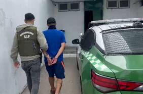 Detienen a sujeto por falsos avisos de bomba al 133 de Carabineros: imitaba acentos peruano y venezolano en sus llamados