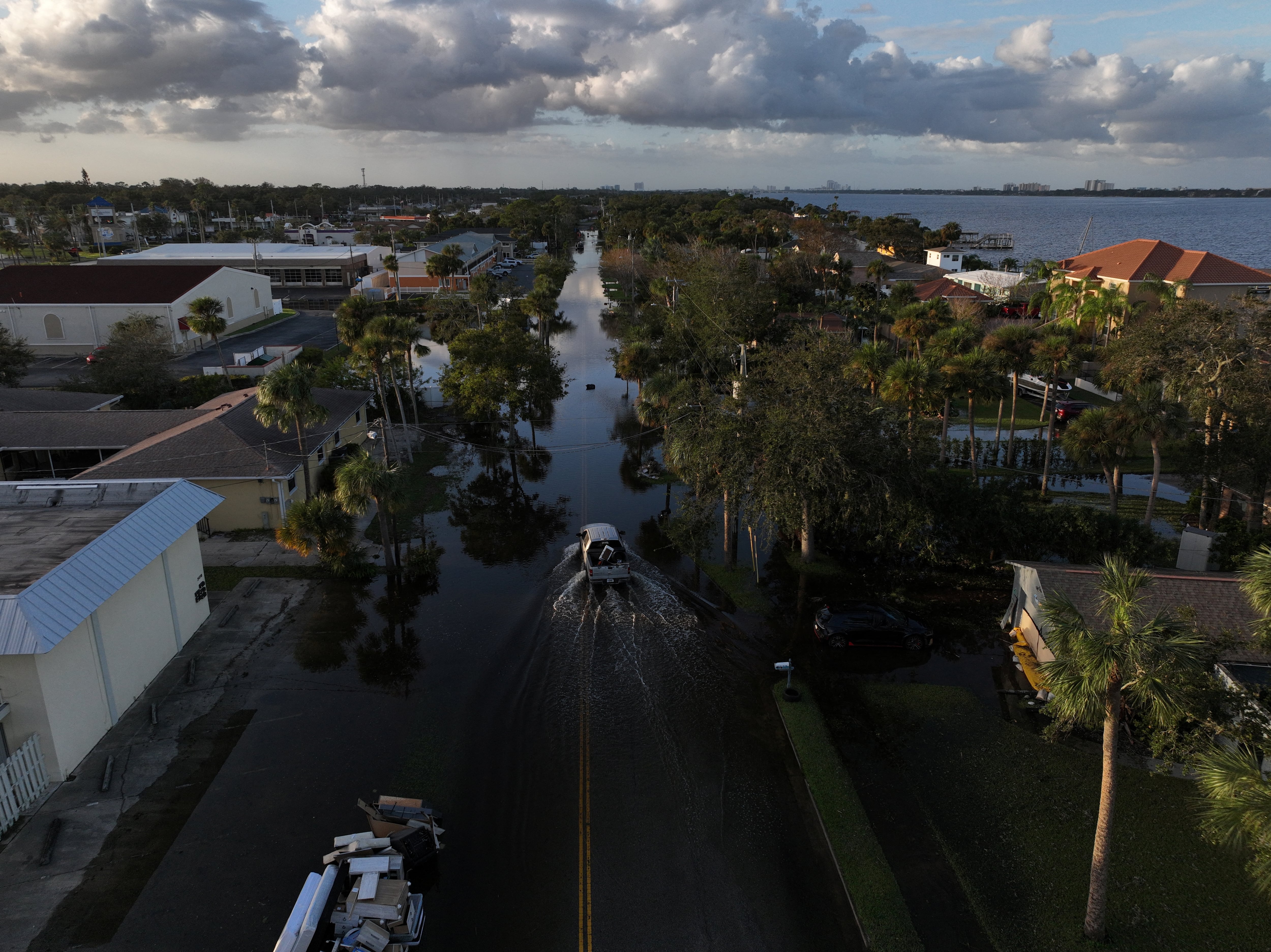Una vista desde un dron muestra un automóvil circulando por una calle inundada tras tocar tierra el huracán Milton en South Daytona, Florida, el 11 de octubre de 2024. Foto: Archivo
