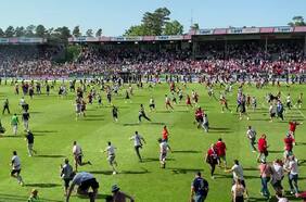 Invasión y papelón: el Hamburgo festeja el ascenso anticipadamente y se lo quitan con dos goles en los descuentos