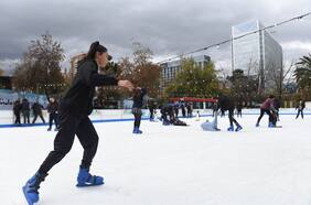 Ya puedes volver a patinar en la pista de hielo del Parque Araucano