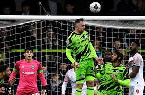 Sigue siendo figura en Inglaterra: Vicente Reyes brilla al atajar un penal en la victoria del Forest Green Rovers