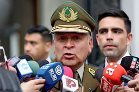“El mundo al revés” y “se valora la decisión”: Las reacciones ante la renuncia de Yáñez a su cargo de general director de Carabineros