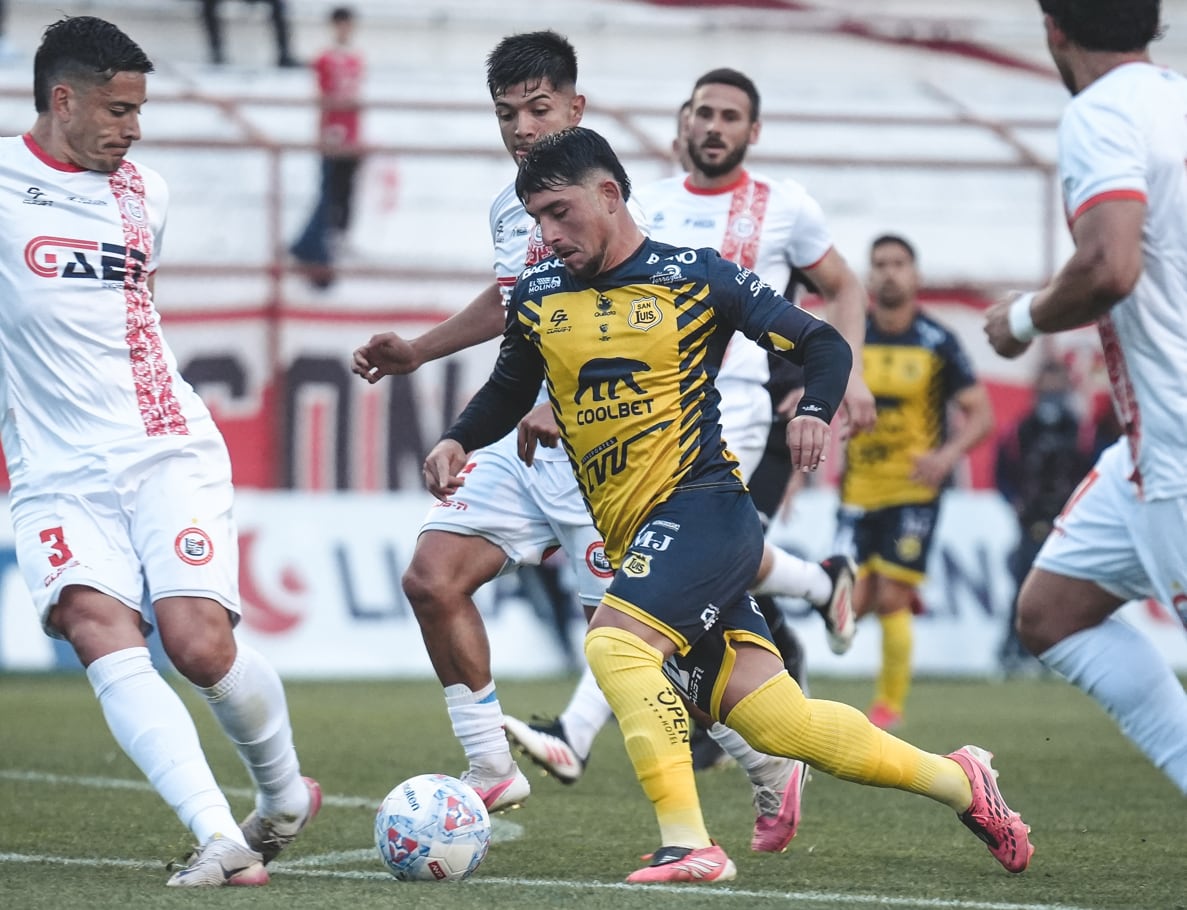 Chupete Suazo se ilusiona con el ascenso: San Luis gana en la agonía, alcanza a Wanderers y acecha a Cobreloa