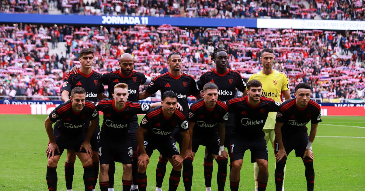 Más problemas para Alexis Sánchez y Gabriel Suazo: el Sevilla pone a la venta a figura del club por problemas económicos