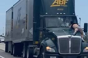 ¿Qué hacía este hombre sobre la trompa de un camión que iba por la autopista?